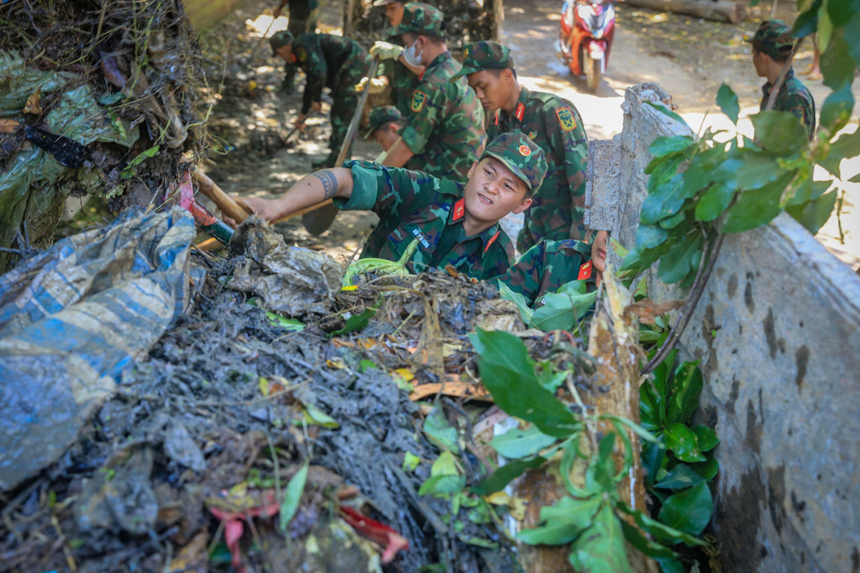 Lữ đoàn đã chuẩn bị lực lượng giúp đỡ nhân dân từ sớm, đến nay khối lượng công việc vẫn còn một số địa bàn chia cắt vì nước chưa rút hẳn. Tuy nhiên chỗ nào nước rút, lực lượng sẽ đến đó thu dọn cùng nhân dân. (Ảnh: Hoài Nam/Vietnam+)