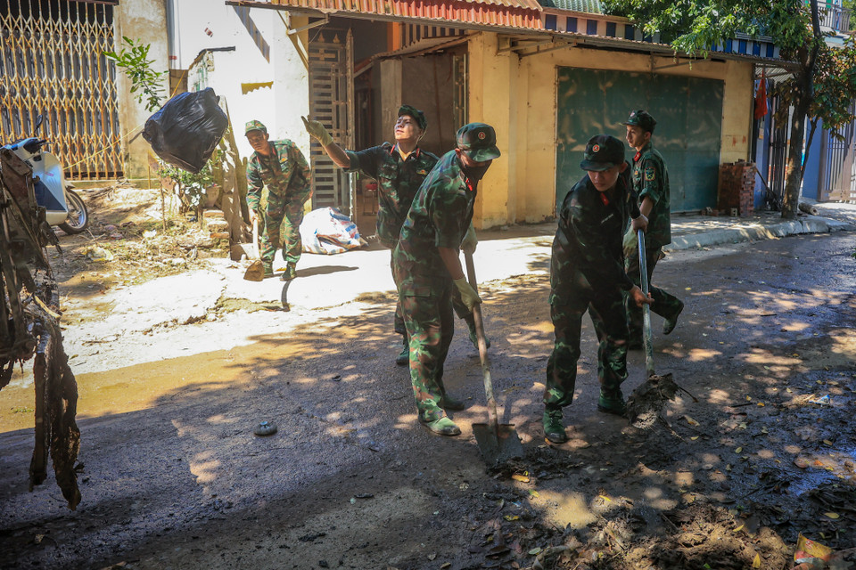 Các chiến sỹ thuộc Lữ đoàn xe tăng 201 dọn đường làng, ngõ xóm theo kế hoạch của Ủy ban Nhân dân huyện Chương Mỹ. (Ảnh: Hoài Nam/Vietnam+)
