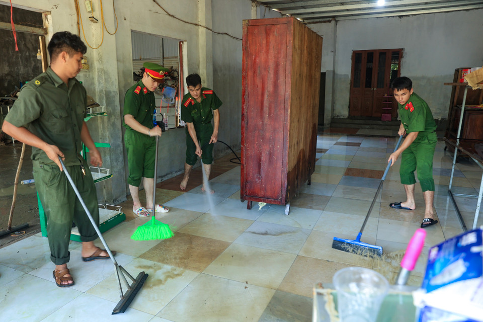 Các chiến sỹ công an luôn đồng hành, sát cánh hỗ trợ nhân dân từ lúc nước sông Bùi tràn qua đê đến nay. (Ảnh: Hoài Nam/Vietnam+)