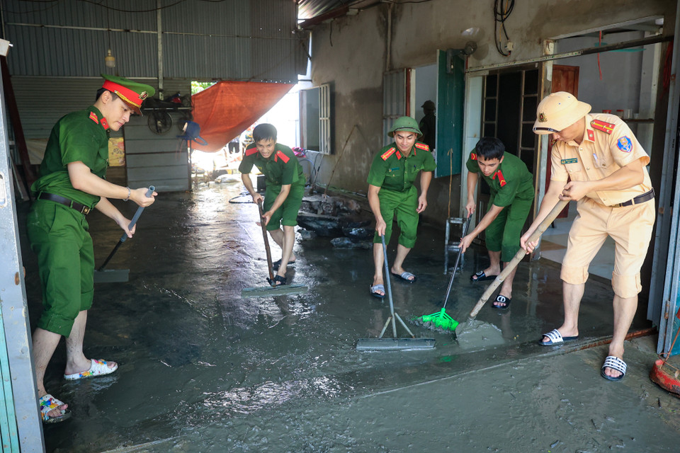 Thực hiện phương châm "nước rút đến đâu vệ sinh môi trường đến đó", cả hệ thống chính trị xã Nam Phương Tiến đã chung sức cùng nhân dân địa phương tiến hành tổng vệ sinh môi trường, phun thuốc sát trùng và rắc vôi bột tẩy uế để phòng, chống dịch bệnh. (Ảnh: Hoài Nam/Vietnam+)