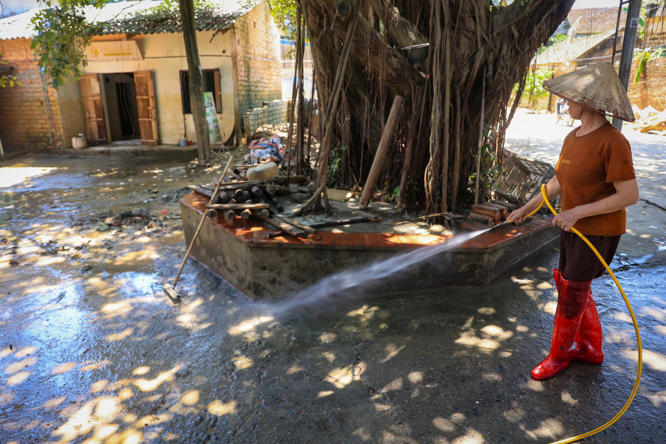 Đường đi lối lại đang được nhân dân khẩn trương dọn dẹp sạch sẽ. (Ảnh: Hoài Nam/Vietnam+)