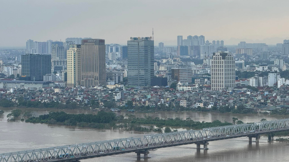 Cầu Chương Dương lúc này tập trung rất nhiều phương tiện, vì là giờ tan tầm, đồng thời các phương tiện vẫn bị cấm qua cầu Long Biên (Ảnh: Tu Quy Duong/Vietnam+)