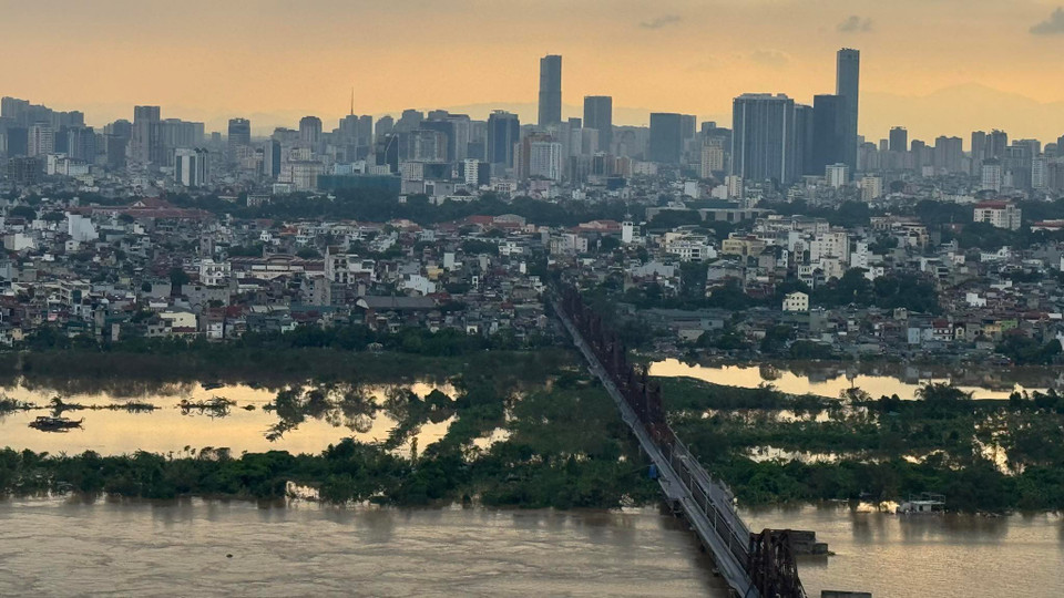 Khu bãi bồi ven sông Hồng đoạn dưới chân cầu Long Biên vẫn ngập nặng (Ảnh: Tu Quy Duong/Vietnam+)