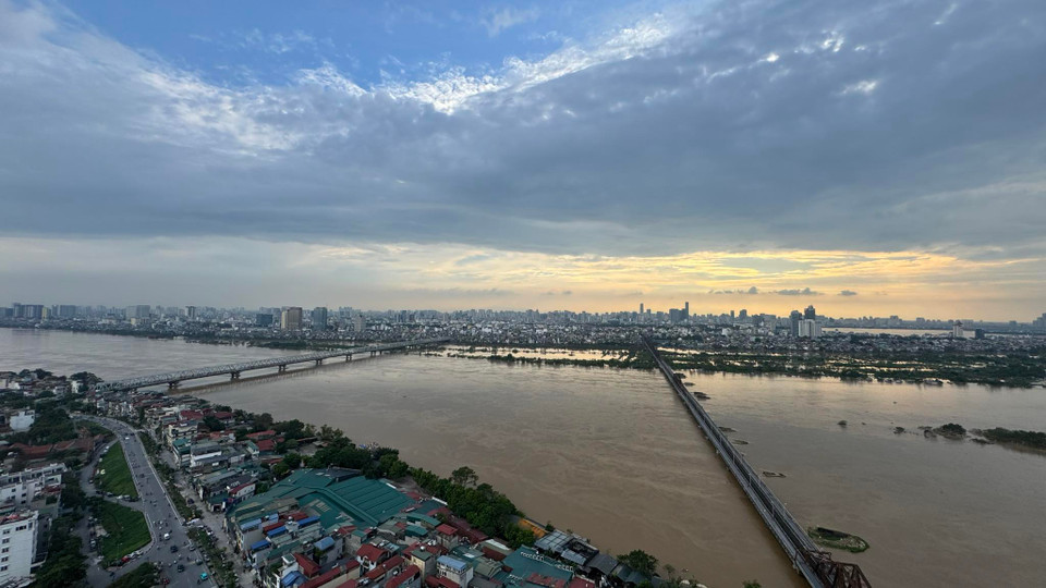 Nước sông Hồng đoạn giữa cầu Chương Dương và cầu Long Biên có màu trong xanh vào lúc 17 giờ ngày 12/9 (Ảnh: Tu Quy Duong/Vietnam+)
