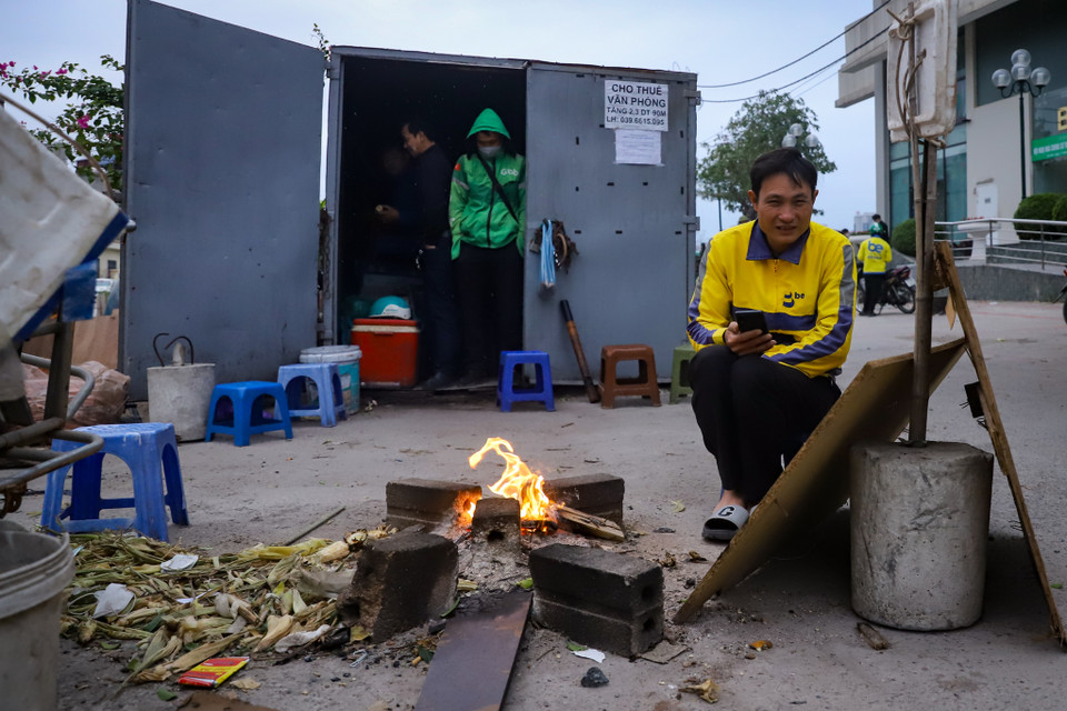 Tại một số nơi trên địa bàn Thủ đô, người dân đã đốt lửa sưởi ấm khi đón đợt không khí lạnh mạnh nhất từ đầu Đông. (Ảnh: Hoài Nam/Vietnam+)