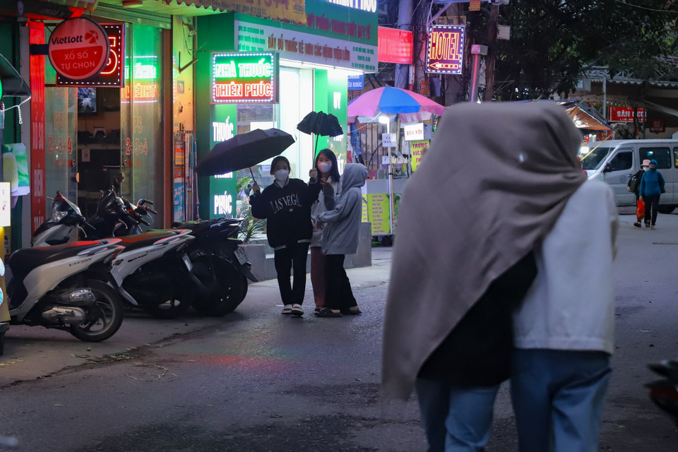 Vào khoảng 17 giờ trời bắt đầu chuyển mưa nhỏ khiến cái lạnh càng trở lên rõ rệt hơn. (Ảnh: Hoài Nam/Vietnam+)