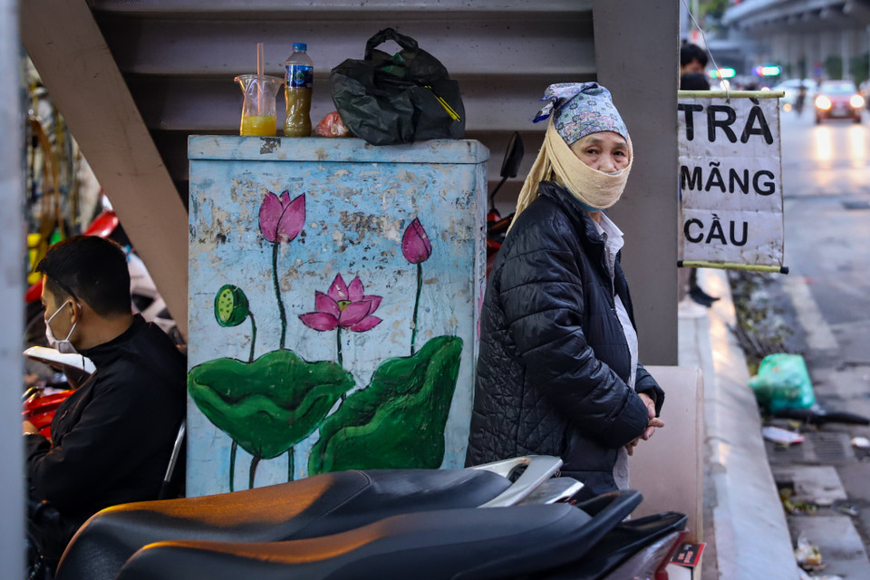 Từ khoảng 10 giờ, gió lạnh tràn về khiến nền nhiệt tại thủ đô giảm sâu xuống khoảng 14 độ C. (Ảnh: Hoài Nam/Vietnam+)