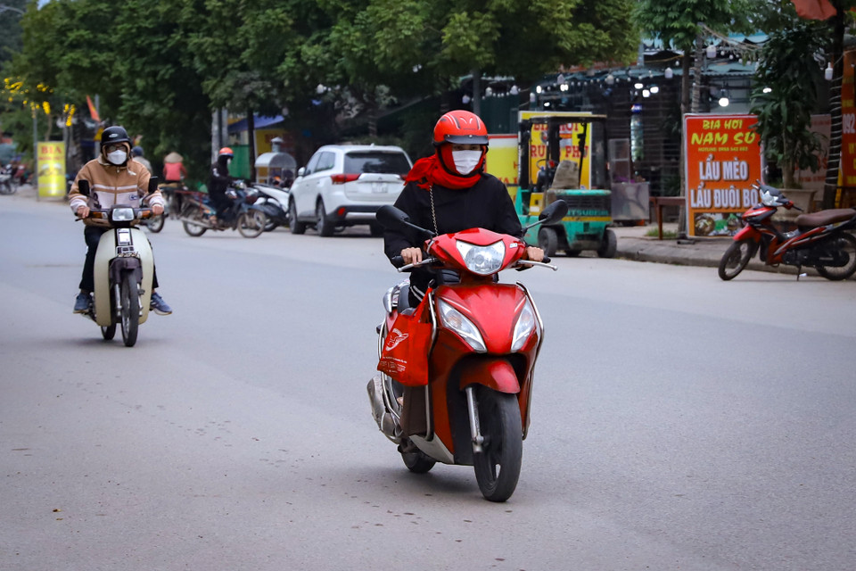 Sau nhiều ngày nắng nhiệt độ lên đến 31 độ C, hôm nay (16/12), luồng không khí lạnh đã tràn xuống và bắt đầu ảnh hưởng mạnh đến thời tiết các tỉnh Bắc Bộ khiến nhiều người dân không khỏi bất ngờ. (Ảnh: Hoài Nam/Vietnam+)