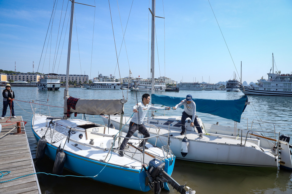 Để chuẩn bị cho giải đấu Royal Langkawi International Regatta 2024 tại Malaysia, các thuyền viên câu lạc bộ thuyền buồm Tuần Châu đang có những buổi tập luyện trên Vịnh Hạ Long xinh đẹp. (Ảnh: Hoài Nam/Vietnam+)