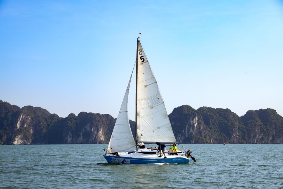 Các thành viên cho hay, vịnh Hạ Long có lợi thế đặc biệt cho thuyền buồm thể thao. Trong đó, vịnh Hạ Long được che chắn bởi các dãy núi ngoài vịnh và trong bờ, tạo điệu kiện rất an toàn cho hoạt động thuyền buồm. (Ảnh: Hoài Nam/Vietnam+)