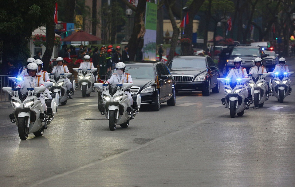 Đoàn xe hộ tống Chủ tịch Triều Tiên Kim Jong-un rời khách sạn Melia đến thăm Đại sứ quán Triều Tiên. (Ảnh: Dương Giang/TTXVN)