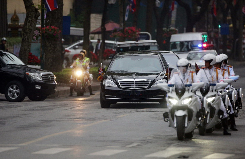 Đoàn xe hộ tống Chủ tịch Triều Tiên Kim Jong-un rời khách sạn Melia đến thăm Đại sứ quán Triều Tiên. (Ảnh: Dương Giang/TTXVN)