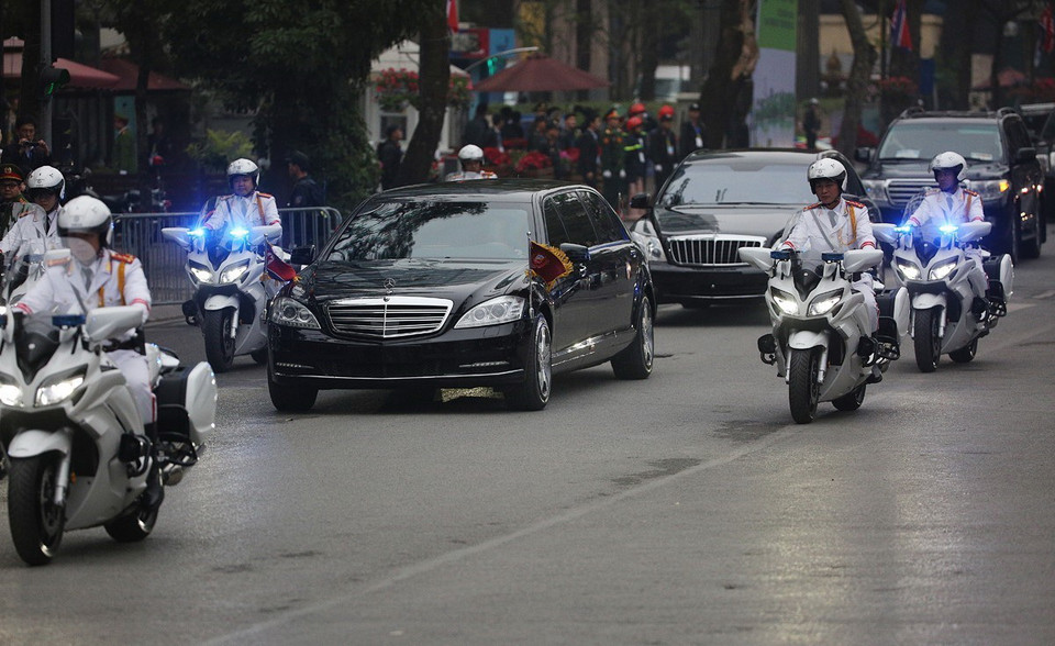 Đoàn xe hộ tống Chủ tịch Triều Tiên Kim Jong-un rời khách sạn Melia đến thăm Đại sứ quán Triều Tiên. (Ảnh: Dương Giang/TTXVN)