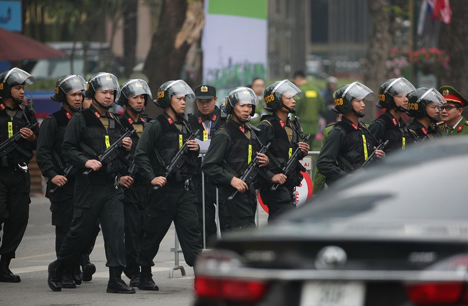 Lực lượng an ninh đảm bảo an toàn tuyệt đối khu vực quanh khách sạn Melia trước giờ Chủ tịch Triều Tiên Kim Jong-un rời đi thăm Đại sứ quán Triều Tiên. (Ảnh: Dương Giang/TTXVN)