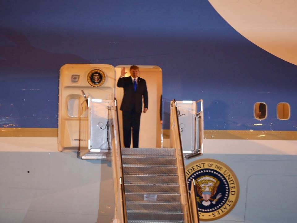 Đúng 21 giờ 8 phút, Tổng thống Mỹ Donald Trump xuất hiện ở cửa chiếc máy bay Air Force One