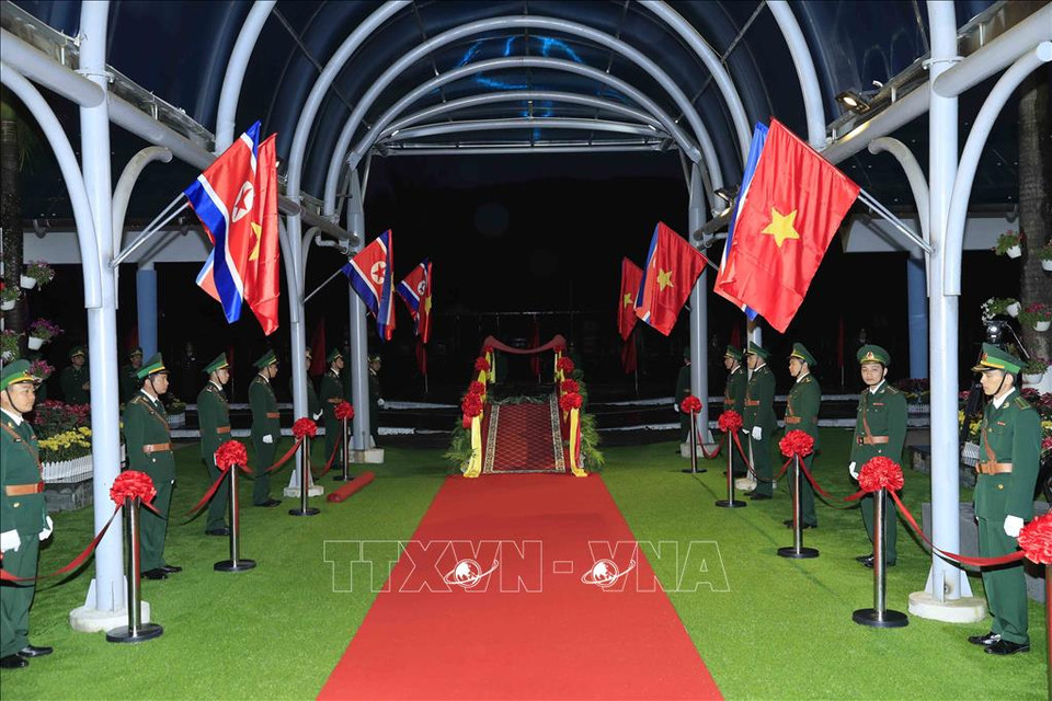 Đến 5 giờ 30, tất cả đã sẵn sàng cho sự kiện đang được cả thế giới quan tâm, chờ đón. Thảm đỏ đã sẵn sàng. Ảnh: Doãn Tấn - TTXVN