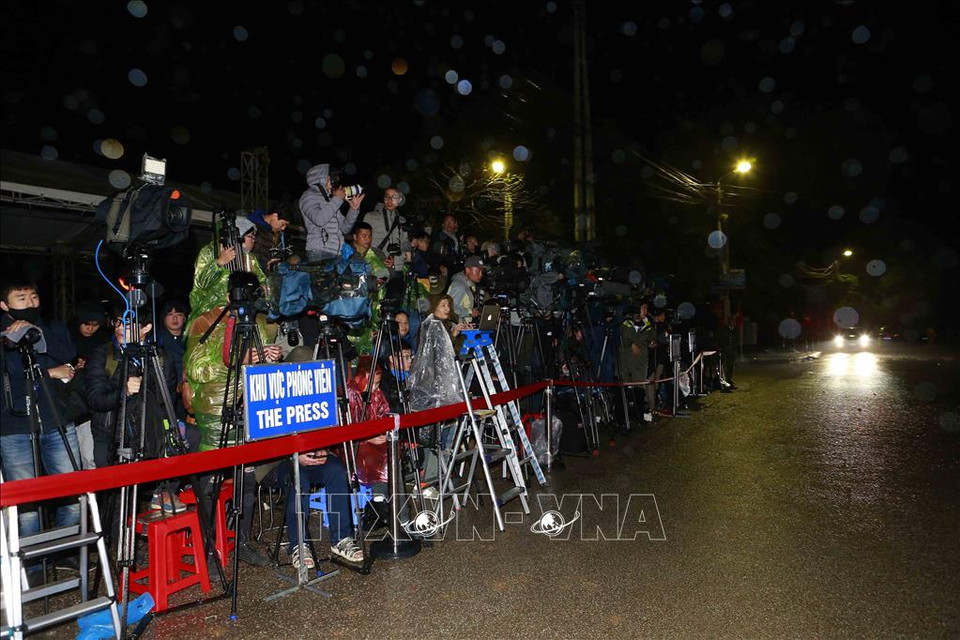 Cánh phóng viên túc trực cả đêm bất chấp mưa rét