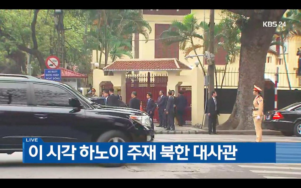 Đoàn tùy tùng chờ đợi Chủ tịch Kim Jong-un bên ngoài đại sứ quán Triều Tiên