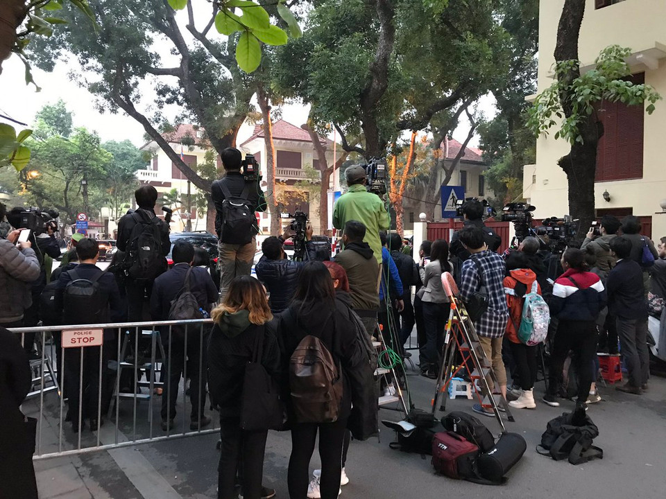 Rất đông phóng viên có mặt bên ngoài đại sứ quán Triều Tiên