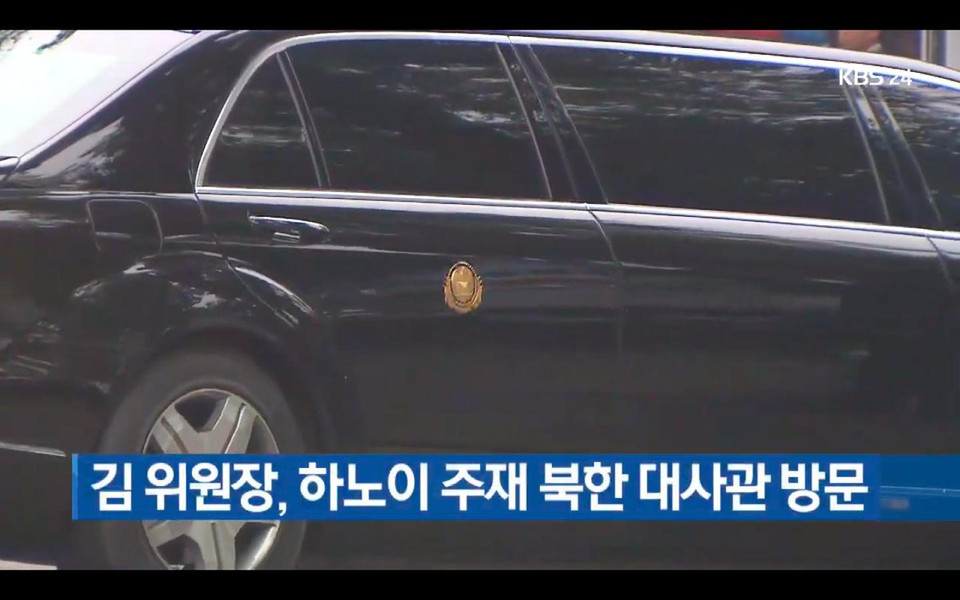 Xe chở Chủ tịch Kim Jong-un đến Đại sứ quán Triều Tiên ở Hà Nội