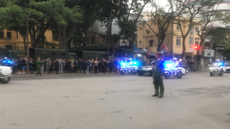 Đoàn xe chở Chủ tịch Kim Jong-un rời khách sạn Melia để hướng tới Đại sứ quán Triều Tiên