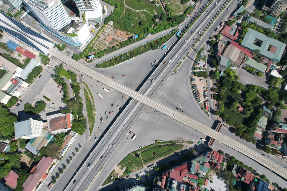 Ngã tư Hồ Tùng Mậu - Xuân Thuỷ - Phạm Văn Đồng - Phạm Hùng là một trong những điểm giao thông bận rộn nhất tại thủ đô. Nhưng vào khoảng 14 giờ 30 chiều 1/6, lượng xe qua lại rất thưa thớt (Ảnh: Hào Nguyễn/Vietnam+)