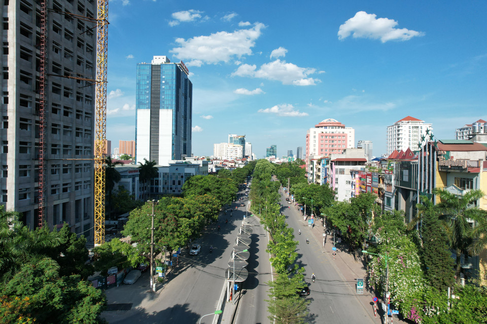 Tuyến đường này có nhiều cây xanh, nhưng vẫn không thể tạo bóng râm che kín mặt đường (Ảnh: Hào Nguyễn/Vietnam+)