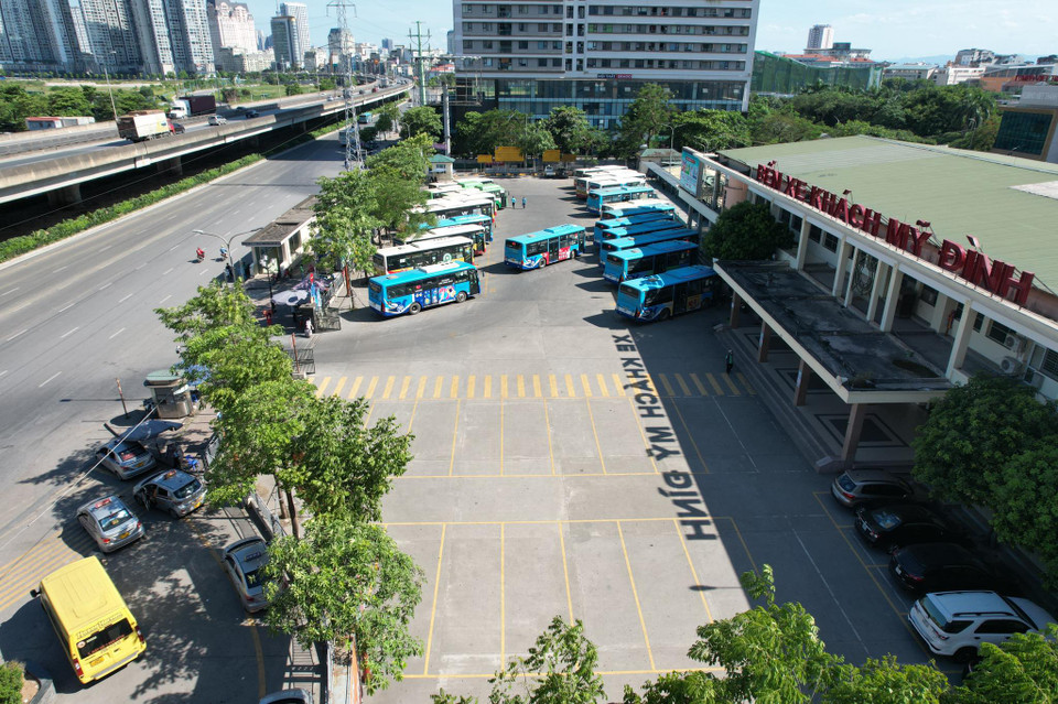 Bến xe Mỹ Đình vào lúc 14 giờ 30 gần như không có một bóng người (Ảnh: Hào Nguyễn/Vietnam+)