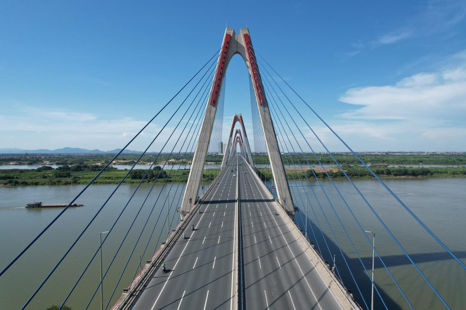 Cầu Nhật Tân vào chiều ngày 1/6, một bên làn xe thậm chí gần như không có phương tiện lưu thông (Ảnh: Hào Nguyễn/Vietnam+)