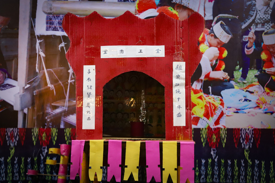 Mô hình ban thờ họ của người Dao, trong một dòng họ người Dao chỉ duy nhất có một chiếc tại nhà của trưởng họ. (Ảnh: Hoài Nam/Vietnam+)