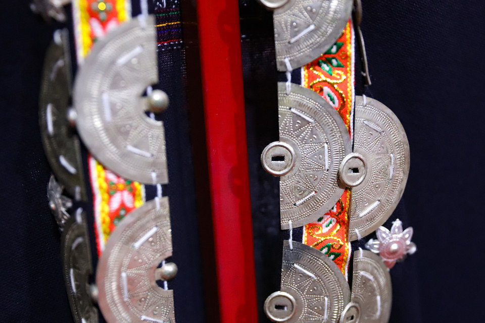 Bạc trang trí trên áo cũng được chạm khắc hoa văn. Trong ảnh là họa tiết trang trí trên trang phục của người Dao Đỏ. (Ảnh: Hoài Nam/Vietnam+)