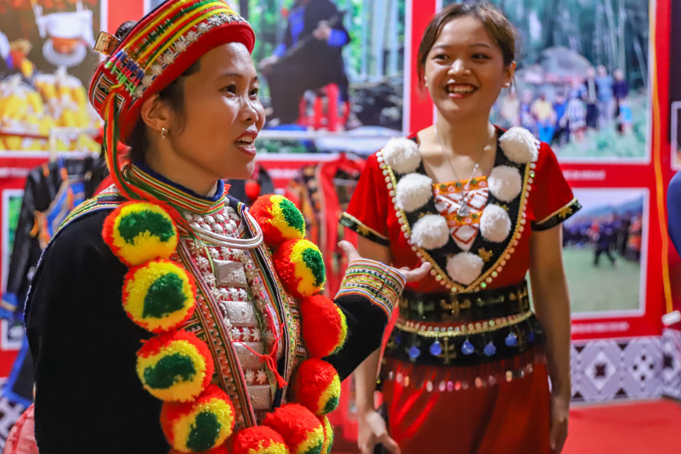 Những bộ trang phục của người Dao giới thiệu tại đây rất đa dạng, bộ y phục nữ thường có áo dài, yếm, váy hoặc quần được thêu với gam màu rực rỡ. (Ảnh: Hoài Nam/Vietnam+)