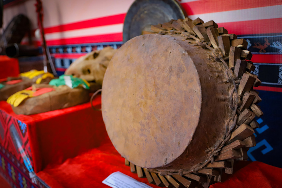 Trống nêm là một loại nhạc cụ gắn liền với đời sống văn hóa tâm linh của người Dao. Trống được làm bằng da trâu, thân trống nêm bằng vật liệu từ gỗ và buộc bởi dây mây rừng. (Ảnh: Hoài Nam/Vietnam+)