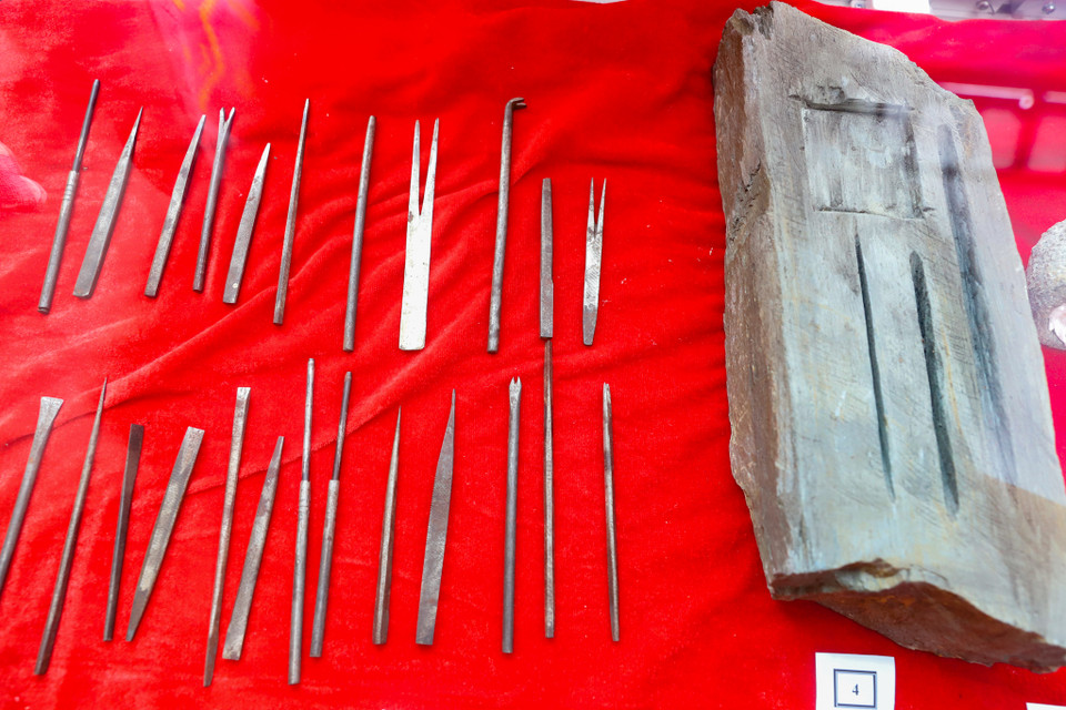 Bộ đục hoa văn trong nghề làm trang sức bạc của đồng bào người Dao Đỏ. (Ảnh: Hoài Nam/Vietnam+)