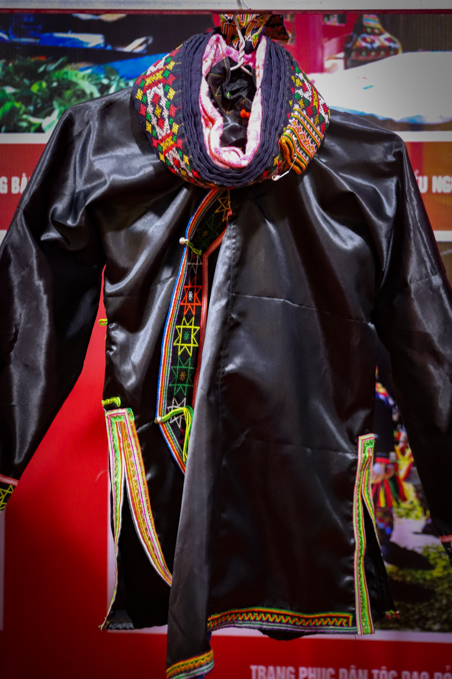 Trang phục nam giới có thiết kế đơn giản hơn cả về màu sắc và các hoa văn, họa tiết. (Ảnh: Hoài Nam/Vietnam+)