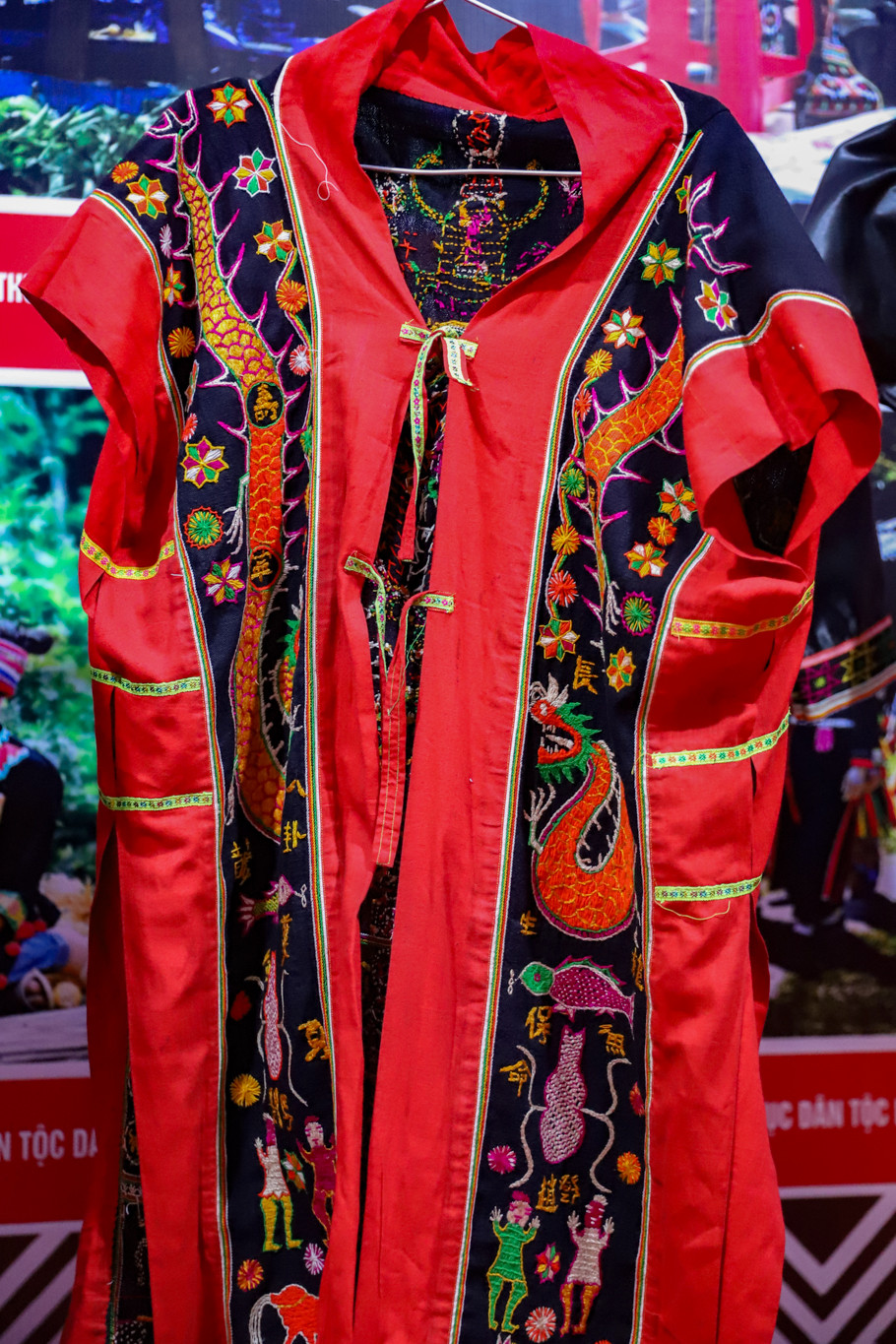 Bên cạnh những trang phục thường ngày còn có những bộ dành riêng cho các nghi lễ hay sự kiện quan trọng. Trong ảnh là trang phục của thầy cúng trong Lễ Cấp sắc. (Ảnh: Hoài Nam/Vietnam+)