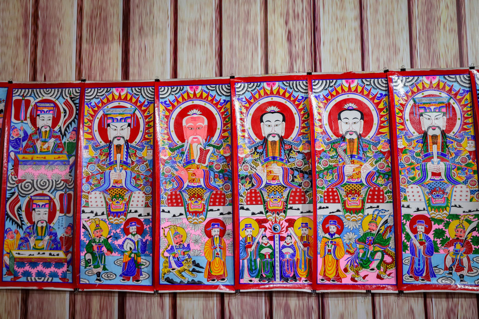 Các bức tranh về tổ tiên của đồng bào Dao thường được mua về thờ cúng vào các dịp lễ, Tết. (Ảnh: Hoài Nam/Vietnam+)