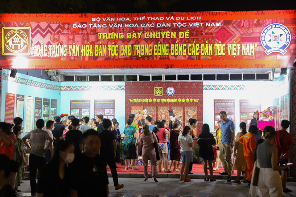 Du khách có thể tham quan và tìm hiểu về văn hóa của dân tộc Dao tại quảng trường Võ Nguyên Giáp (Thành phố Thái Nguyên) đến hết ngày 8/10/2022. (Ảnh: Hoài Nam/Vietnam+)