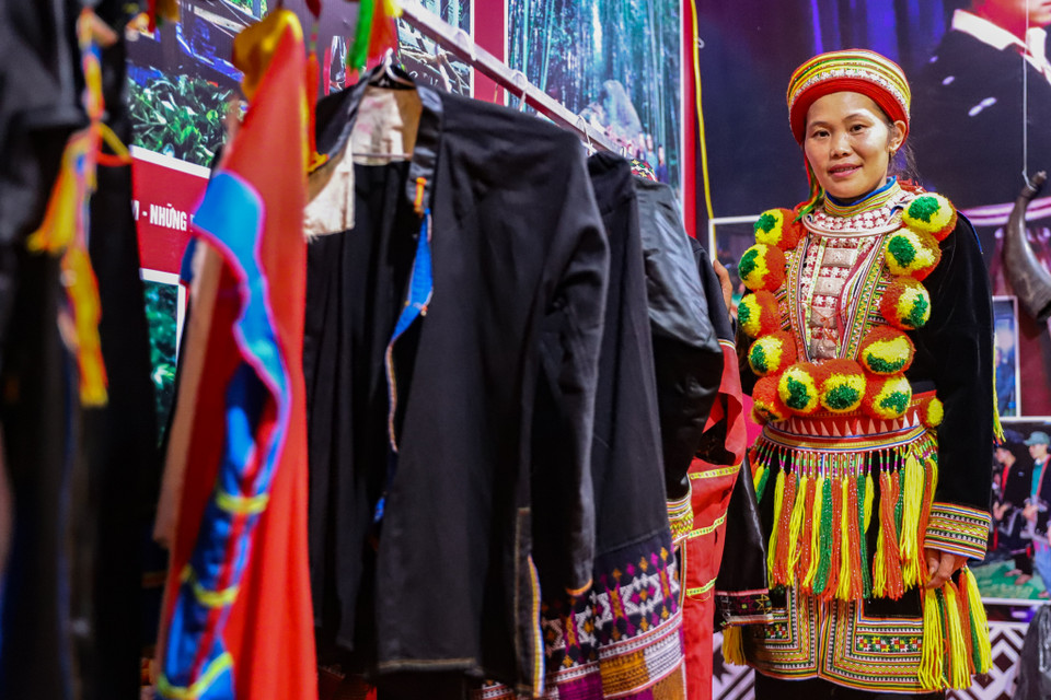 Bộ trang phục của nữ có xu hướng trang trí nhiều hoa văn hơn của nam giới. Các họa tiết trang trí có thể thêu hoặc làm từ bạc. (Ảnh: Hoài Nam/Vietnam+)