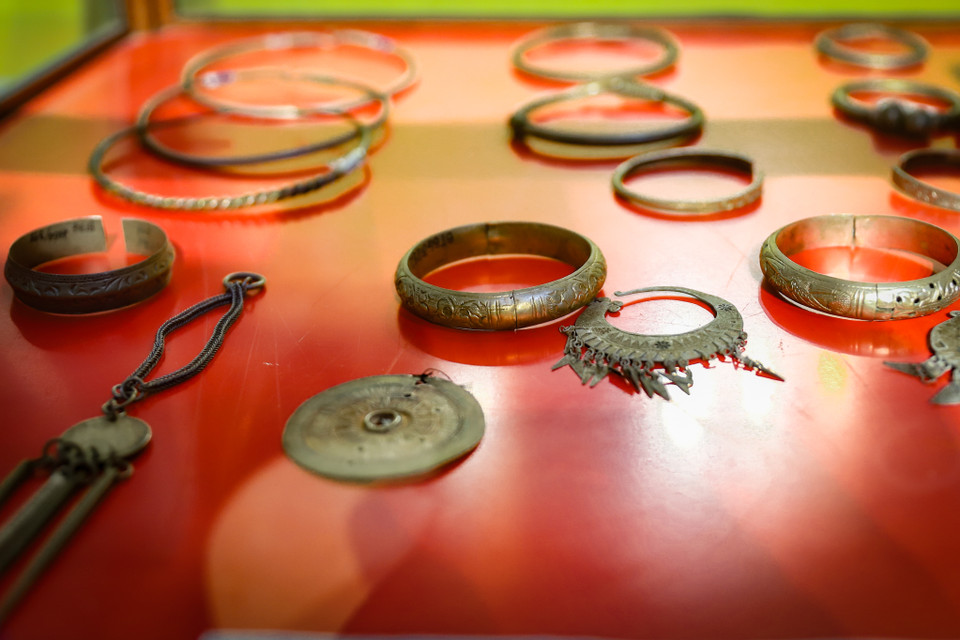 Bộ trang sức bạc của phụ nữ Dao thuộc tỉnh Bắc Giang. (Ảnh: Hoài Nam/Vietnam+)