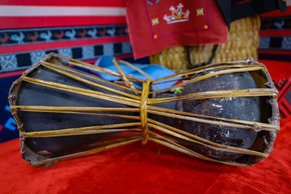 Trống tang sành cũng là một loại đạo cụ của thầy cúng trong Lễ Cấp sắc của người Dao. (Ảnh: Hoài Nam/Vietnam+)