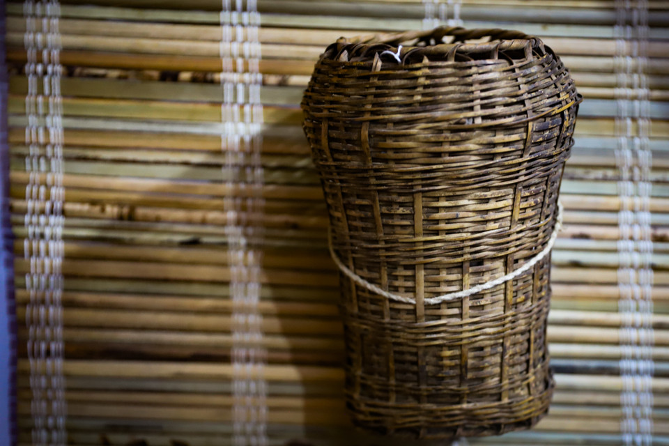 Một số nông cụ khác được giới thiệu như dụng cụ đan lưới bắt cá, đồ làm nương rẫy... Trong ảnh là giỏ dùng để đựng hạt khi tra hạt trên nương. (Ảnh: Hoài Nam/Vietnam+)