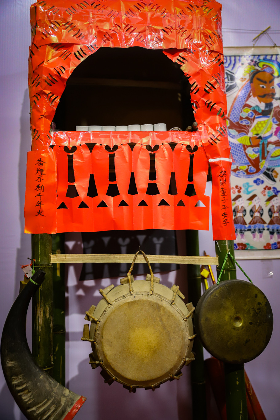 Mô hình ban thờ của thầy cúng trong Lễ Cấp sắc- một trong những lễ nghi quan trọng và linh thiêng nhất của dân tộc Dao, đánh dấu sự trưởng thành của một người đàn ông. (Ảnh: Hoài Nam/Vietnam+)