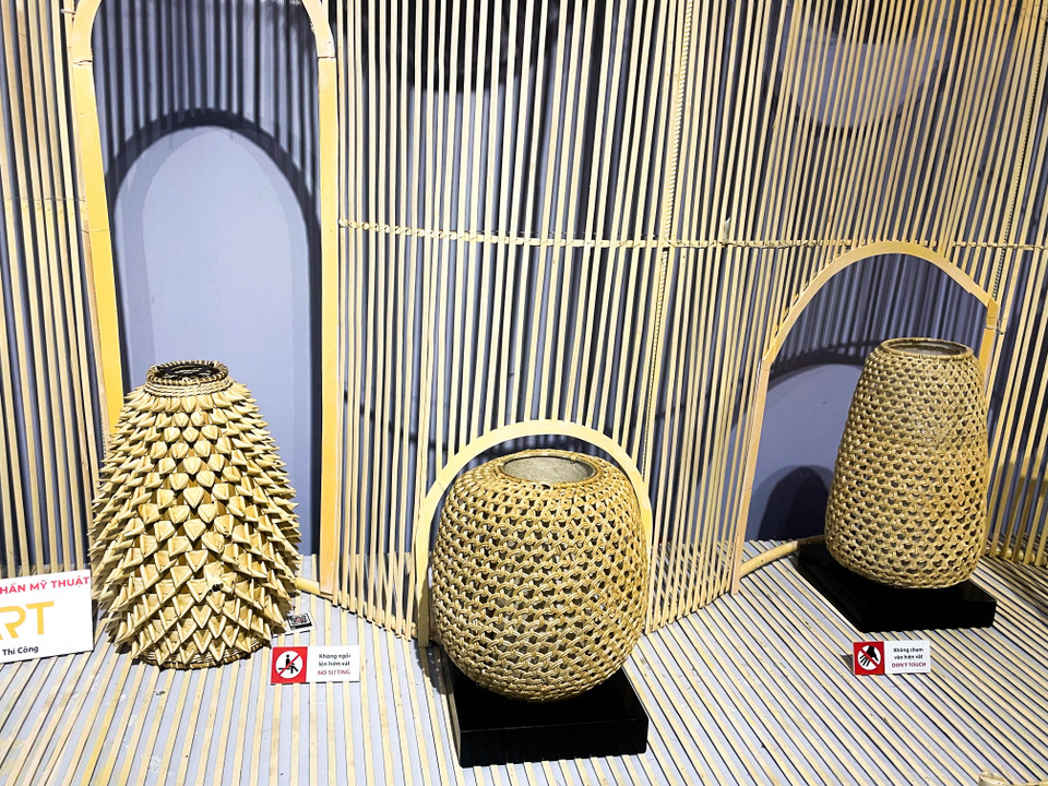 Sản phẩm làng nghề mây tre đan Phú Vinh (Chương Mỹ). Các sản phẩm mây tre đan đã trở thành một phần không thể thiếu trong đời sống và văn hóa của người dân Phú Vinh. Trong nhịp sống hối hả, người ta dần chuyển từ những công cụ phục vụ sản xuất thành những đồ trang trí với sản phẩm rất thân thuộc với cuộc sống hàng ngày. (Ảnh: PV/Vietnam+)