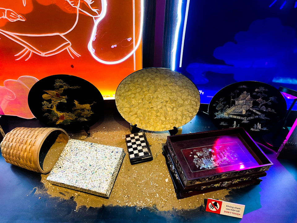 Khảm trai vốn dùng để phục vụ chủ yếu cho việc trang trí ở đình chùa hay những đồ dùng đặc biệt như bình phong, tráp trầu,… với họa tiết được lựa chọn theo những chủ đề từ các tích ngày xưa đã được biến hóa dùng trong trang trí nội thất đương đại. (Ảnh: PV/Vietnam+)