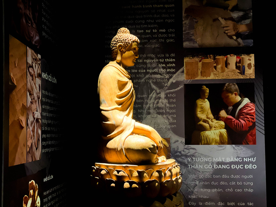 Mỗi sản phẩm là một câu chuyện rất riêng mang đậm dấu ấn của làng nghề truyền thống. Chúng như thổi một làn gió đầy đương đại vào từng thớ lụa, món trang sức trạm trổ, bức tượng điêu khắc… (Ảnh: PV/Vietnam+)