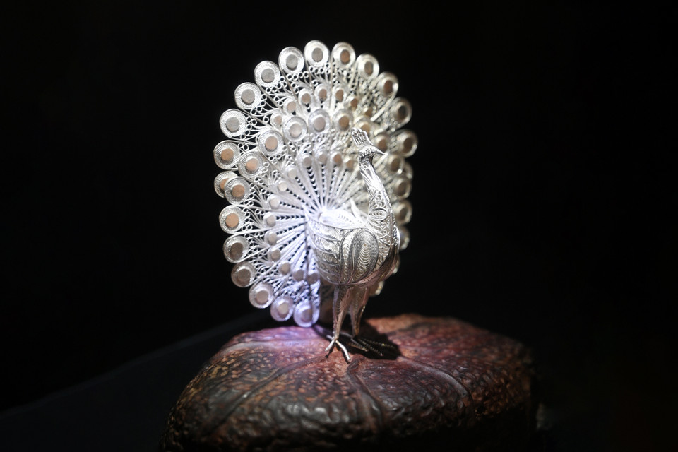 Bức tượng con công được nghệ nhân Làng nghề đậu bạc Định Công (Hoàng Mai) tạo hình từ sợi bạc vô cùng công phu. (Ảnh: PV/Vietnam+)