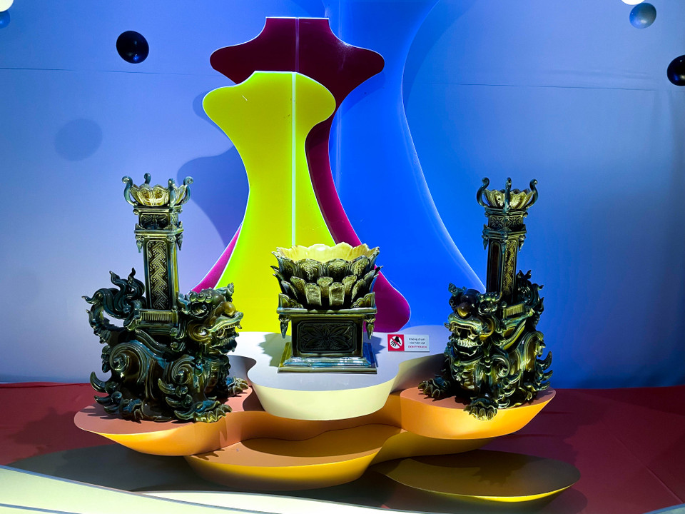 Những sản phẩm trưng bày được làm bằng chất liệu dân gian, truyền thống của 10 làng nghề do sinh viên chuyên ngành thiết kế nội thất đến từ 10 trường Đại học trong và ngoài nước thực hiện. (Ảnh: PV/Vietnam+)