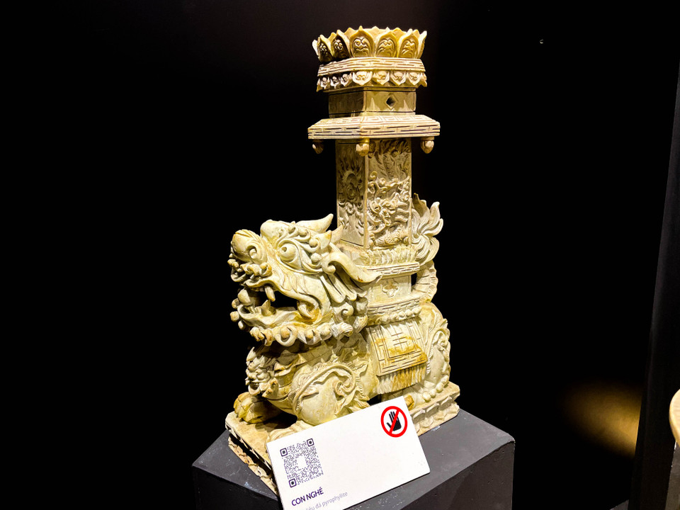 Đây là nguồn đề tài vô tận, khơi gợi cảm hứng sáng tạo cho sinh viên, để từ đó mang đến những câu chuyện truyền cảm hứng về những giá trị cốt lõi, kết tinh những tinh hoa trong nghệ thuật chế tác các chất liệu dân gian của người Việt xưa và nay. (Ảnh: PV/Vietnam+)