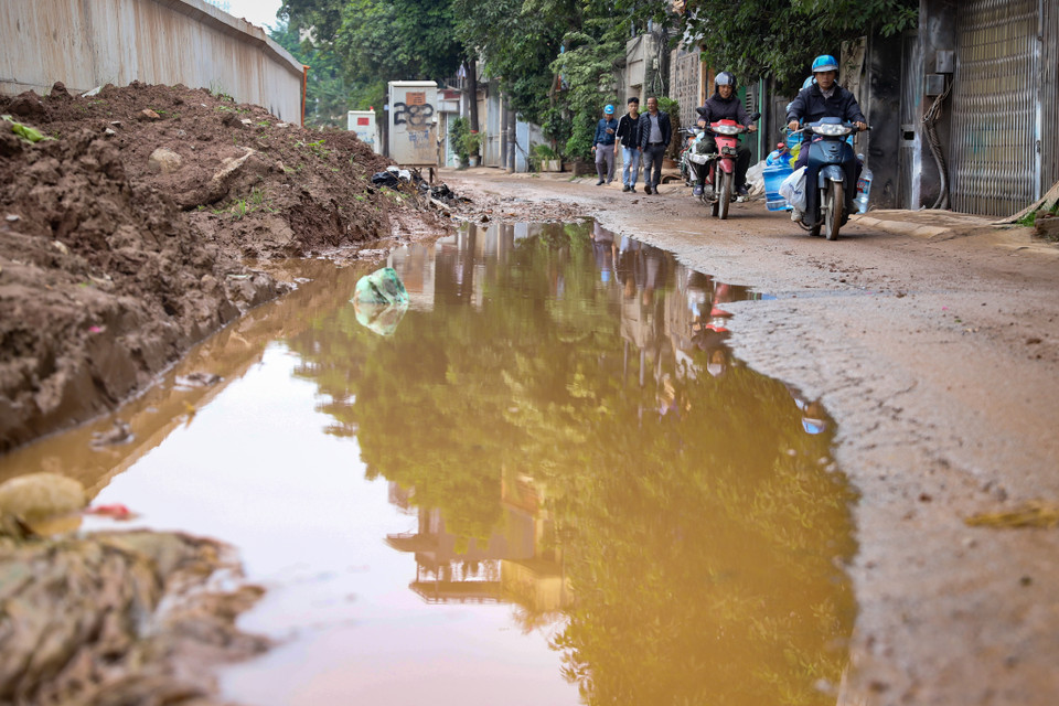 Người dân sinh sống quanh khu vực này vẫn cám cảnh vì công trình thi công quá lâu ảnh hưởng đến cuộc sống. (Ảnh: Hoài Nam/Vietnam+)